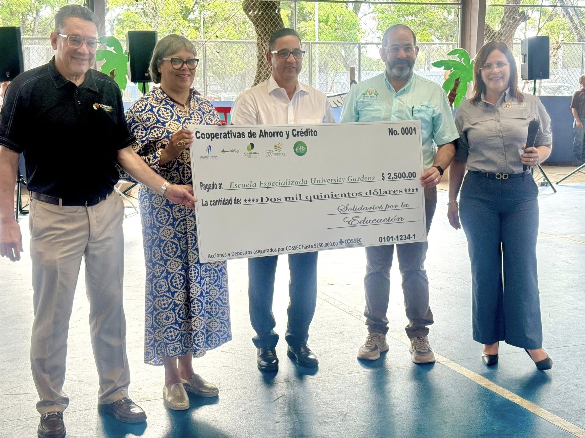 Entrega de donativo a Escuela University Gardens-1
