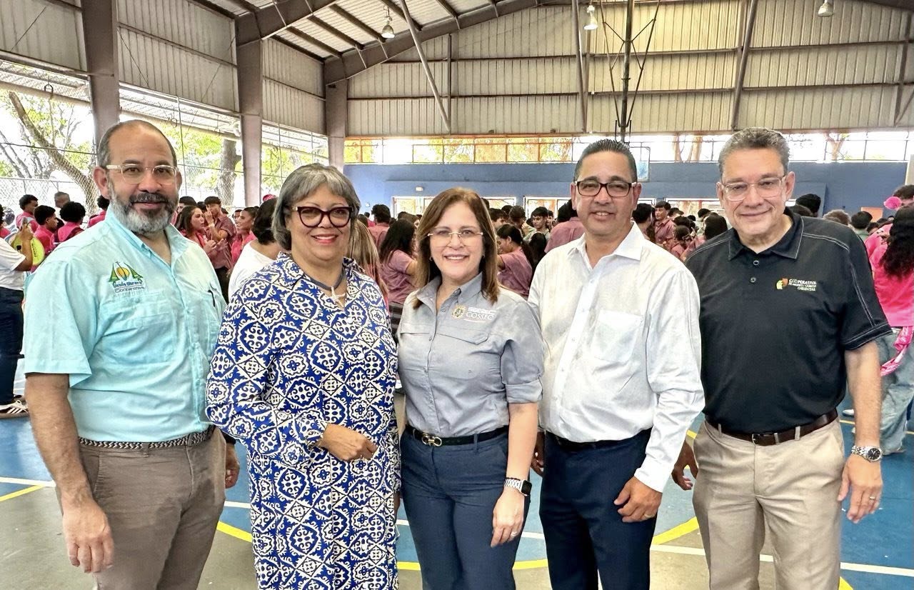 Entrega de donativo a Escuela University Gardens-2