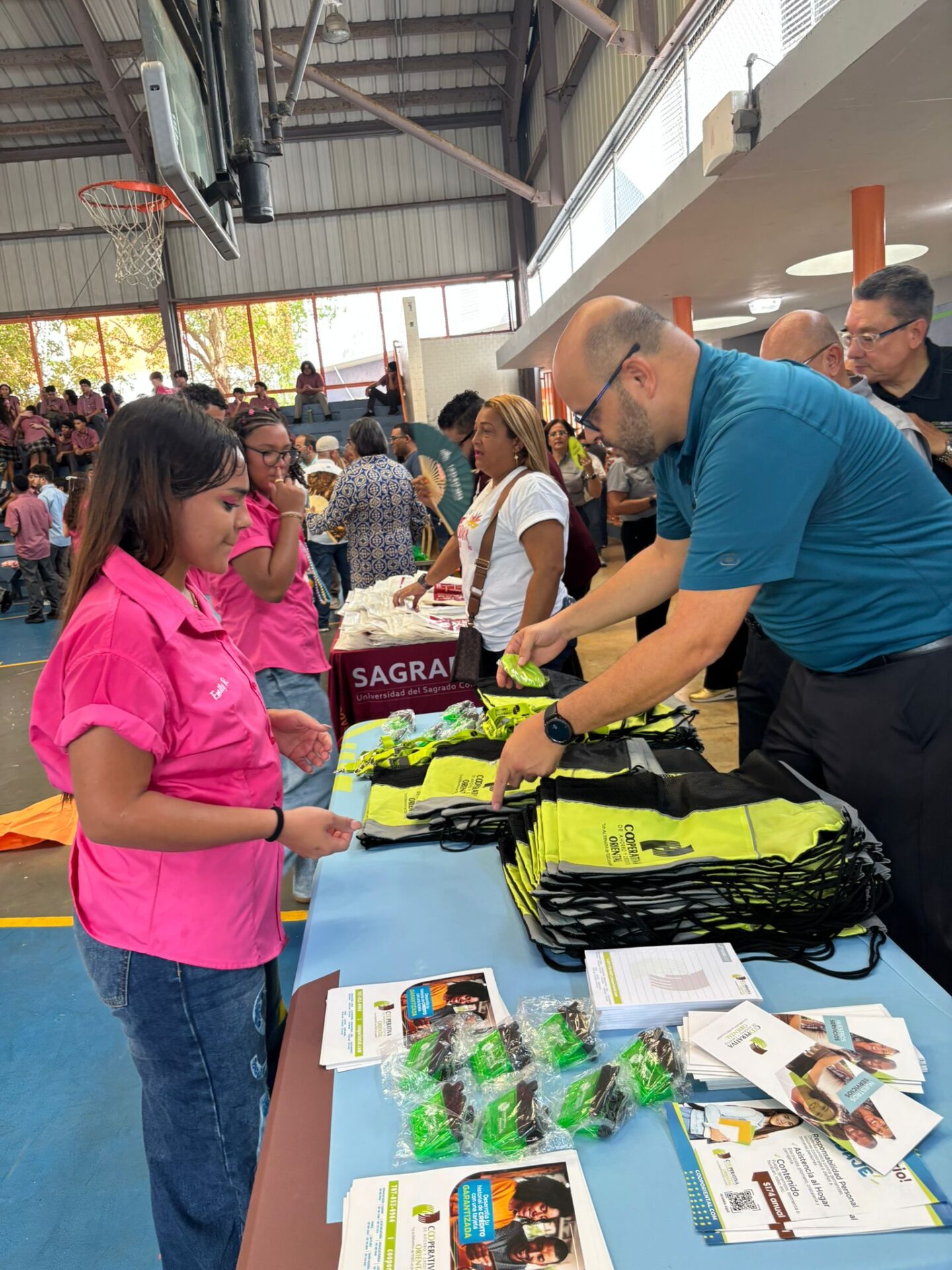 Entrega de donativo a Escuela University Gardens-6